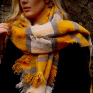 Pretty Persuasions blanket Scarf new